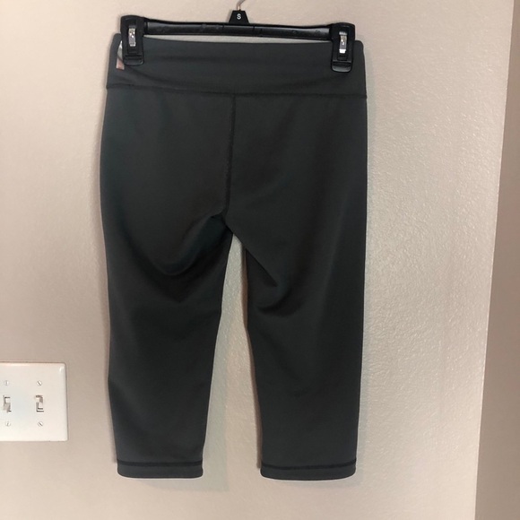 ZELLA Reversible Pink Gray Crop Yoga Legging - Picture 7 of 7